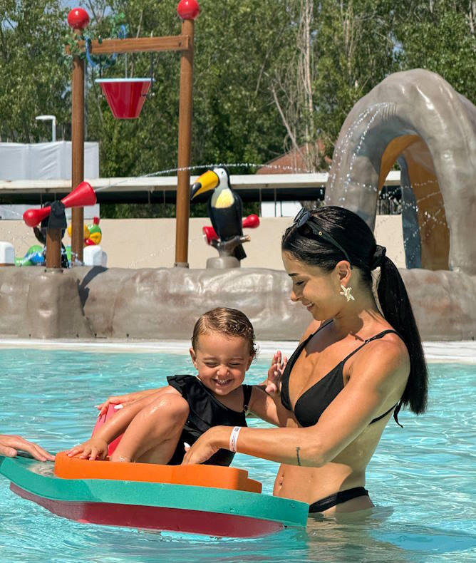 media.gallery_3_piscina_cfh_village_riccione