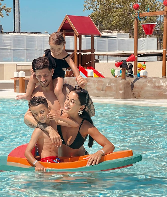 media.gallery_1_piscina_cfh_village_riccione