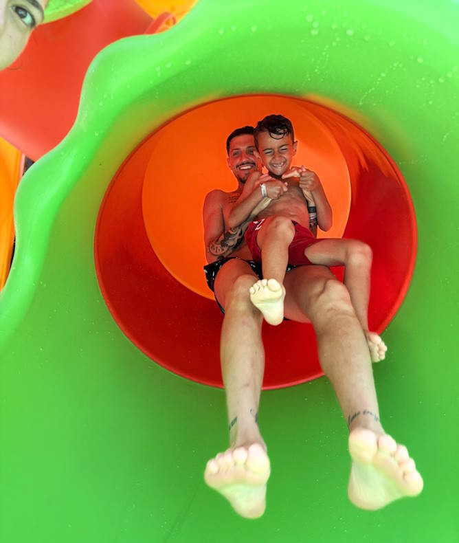 media.gallery_2_piscina_cfh_village_riccione